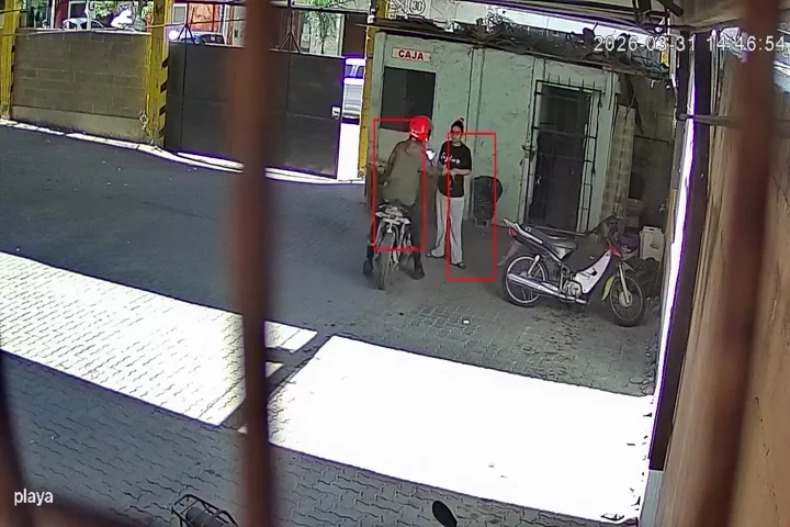 VIDEO VIRAL- UNA MUJER EMBARAZADA Y SU PAREJA QUEDARON REGISTRADOS EN EL ROBO DE UNA MOTOUn robo