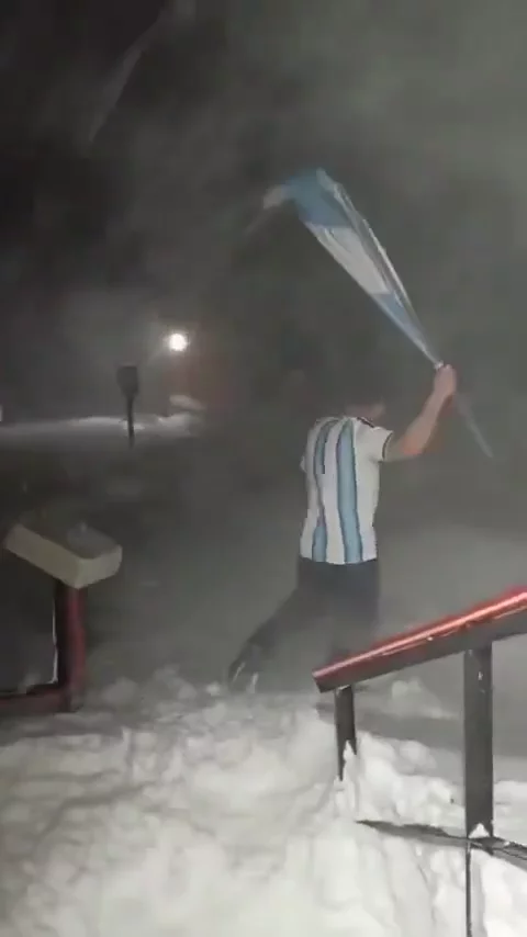 Festejando en la Antártida en remera y con -20 grados bajo cero- ¡ESTA LOCURA NO LA TRATEN DE EN