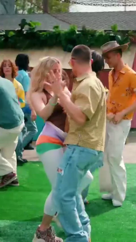 X2Twitter.com_NlCNtp4LYgJrBLEp_852p