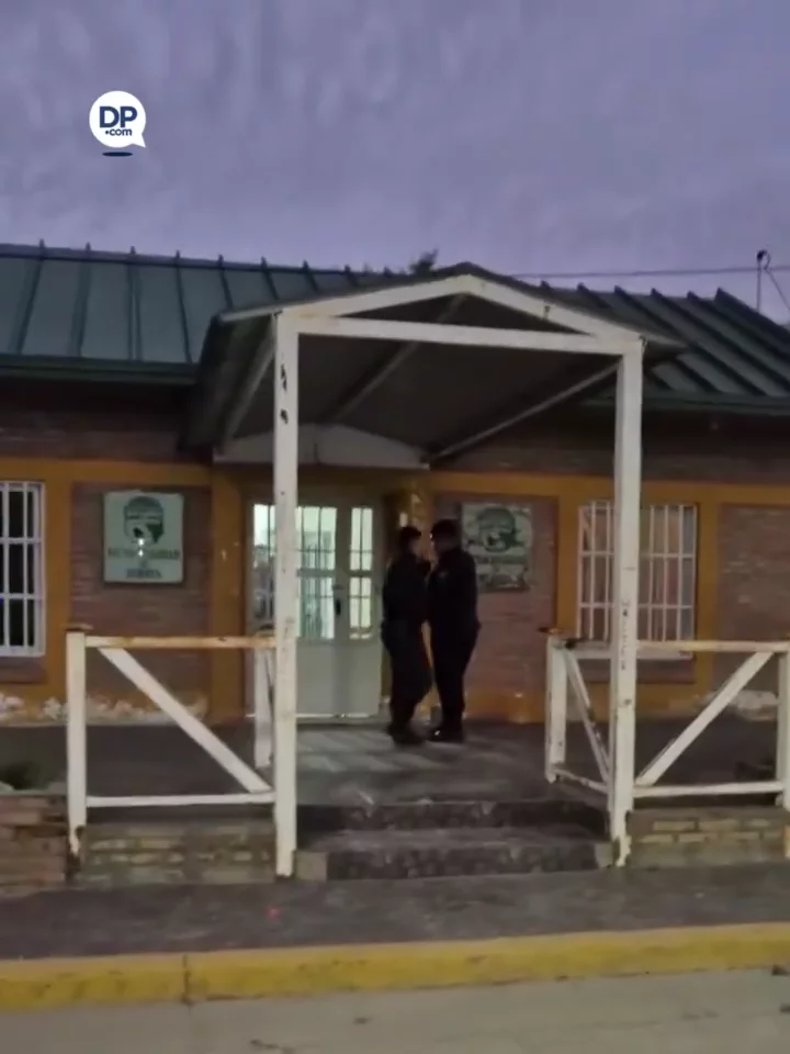 🚨 DRAMA EN FORRES- AMENAZÓ CON PRENDERSE FUEGO Y FUE SALVADO A TIEMPOUn hombre generó momentos 