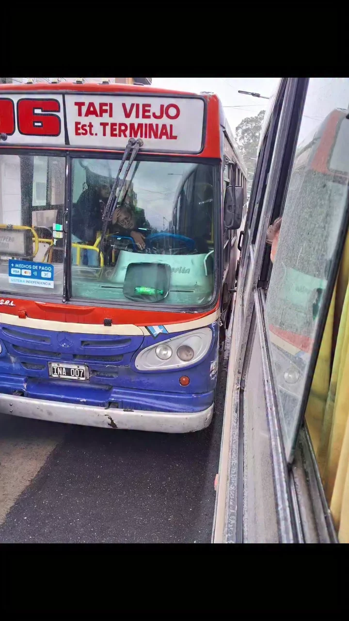 ÚLTIMO MOMENTO 📢 UN CHOFER DE LA LINEA 106 HABRIA SUFRIDO UNA CONVULSIÓN PROVOCANDO LA COLISIÓN