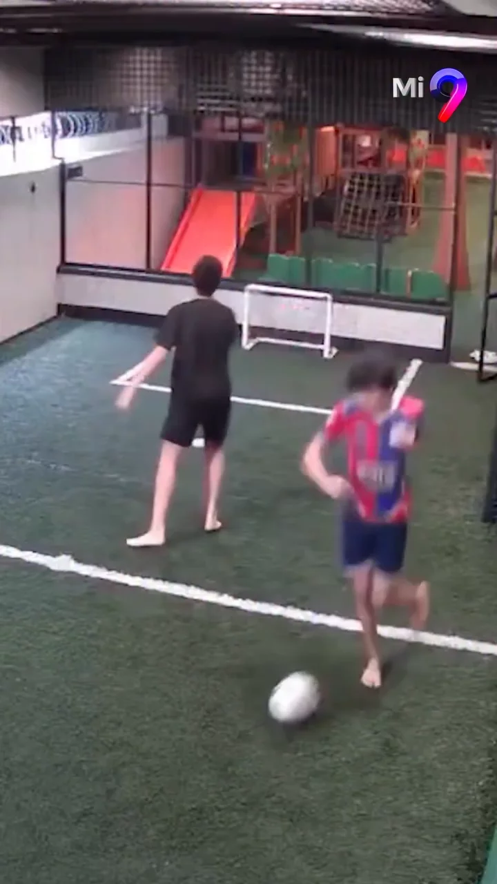 UN CHICO SALVÓ A SU AMIGO DE MORIR ELECTROCUTADO EN BRASIL⭕ La víctima quedó inmovilizada por el