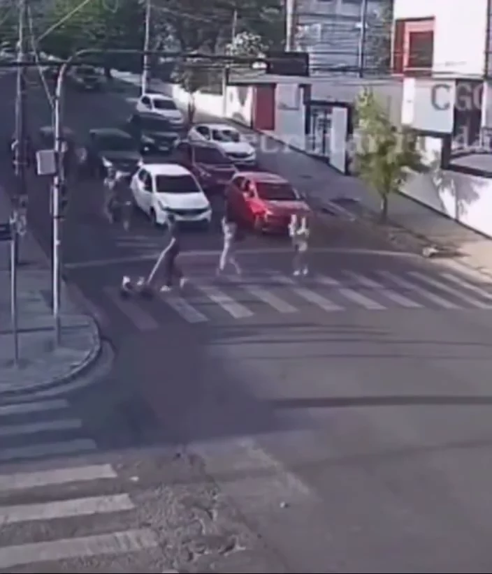 Conmoción en Brasil- atropelló a una familia, arrastró a un bebé en el capó y quedó libre tras p