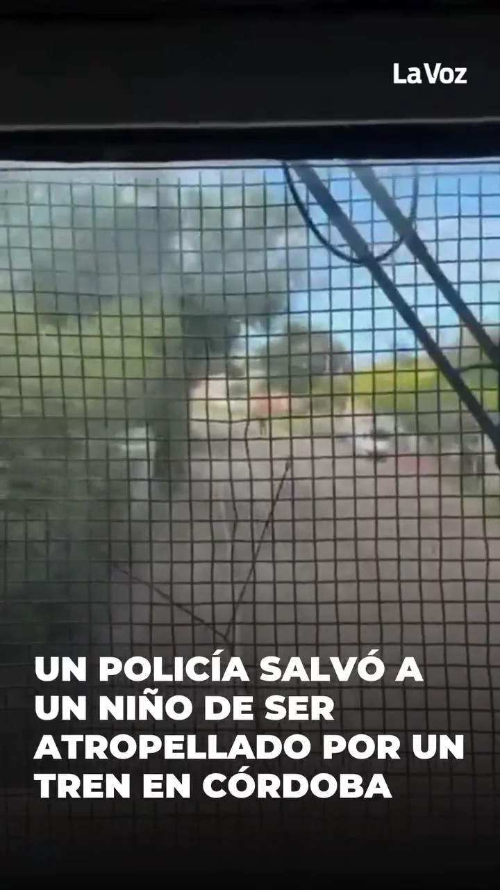 POLICÍA SALVÓ A UN NIÑO DE SER ATROPELLADO POR UN TREN EN CÓRDOBA 🚔🔵Un efectivo de la Policía 