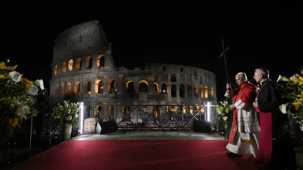 el-papa-en-viernes-santo-2214590