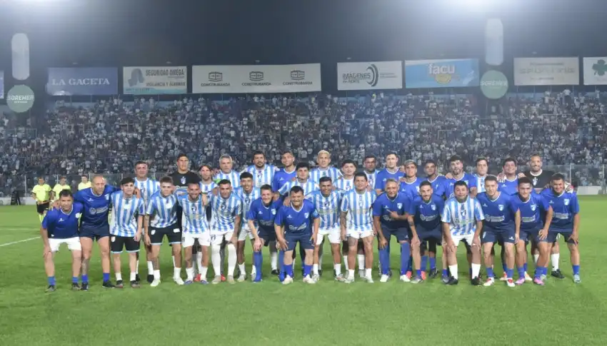 850x485_recuerdo-ex-jugadores-ascensos-2008-2015-familiares-pulga-futbolistas-plantel-actual-como-lamendola-tesuri-posan-juntos-tras-participar-homenaje-1155696-005729