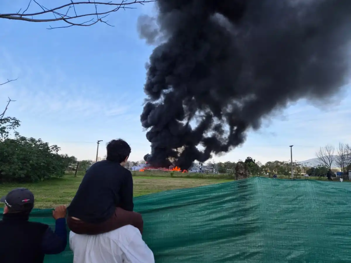 1200x900_el-incendio-vecinos-siguieron-cerca-lo-acontecido-predio-mendoza-al-2700-yerba-buena-1149070-232852