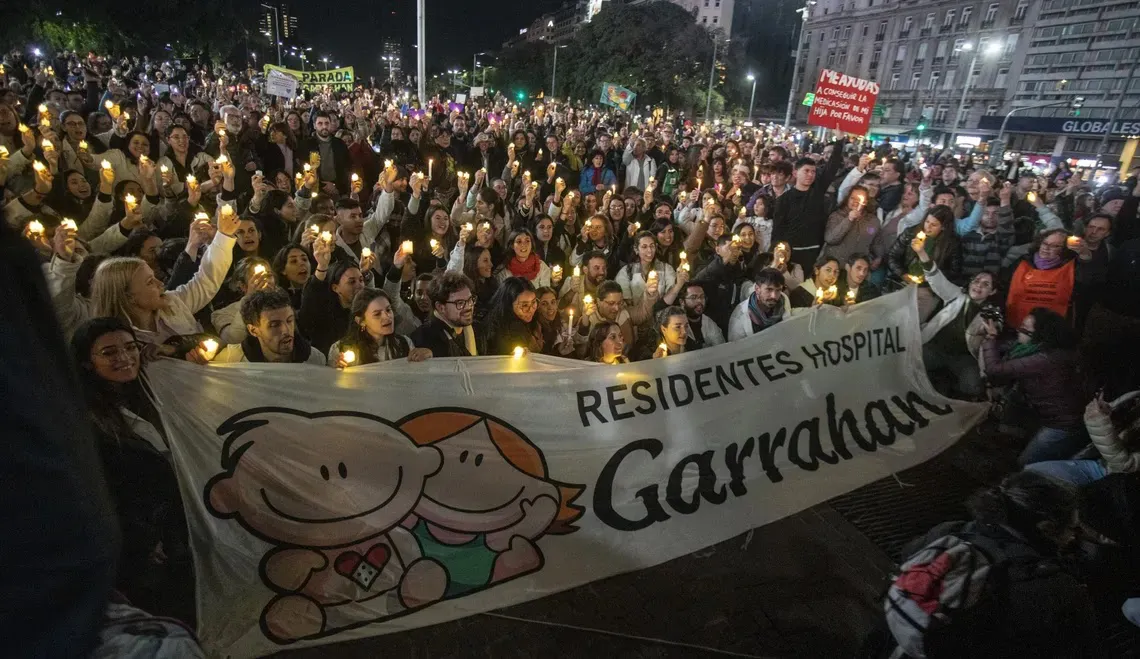 los-medicos-residentes-del-garrahan-realizaron-el-lunes-una-marcha-velas-la-plaza-la-republica