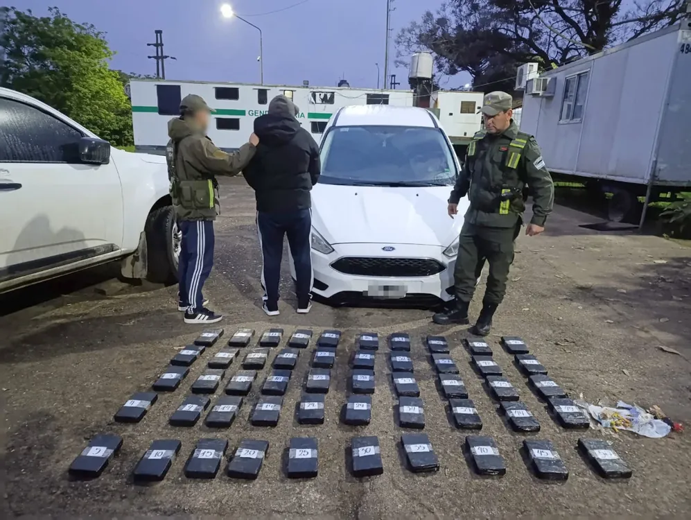 acondiciono_53_kilos_de_cocaina_dentro_del_torpedo_de_un_auto_6_1