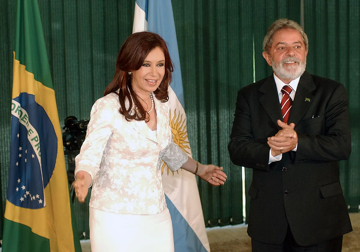 1200px-Cristina_y_Lula