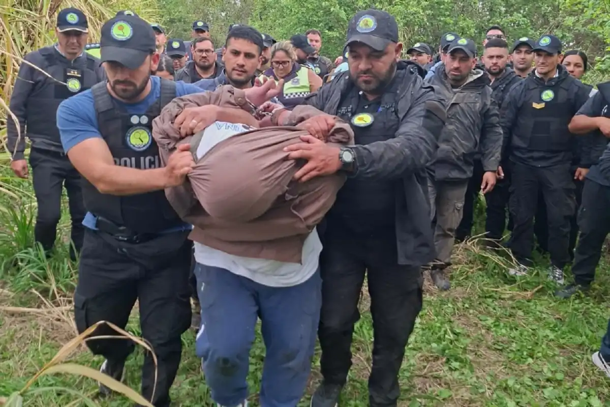 1200x800_bien-custodiado-efectivos-trasladan-cucu-carabajal-rostro-tapado-para-evitar-nulidad-futura-rueda-reconocimiento-1151884-184341