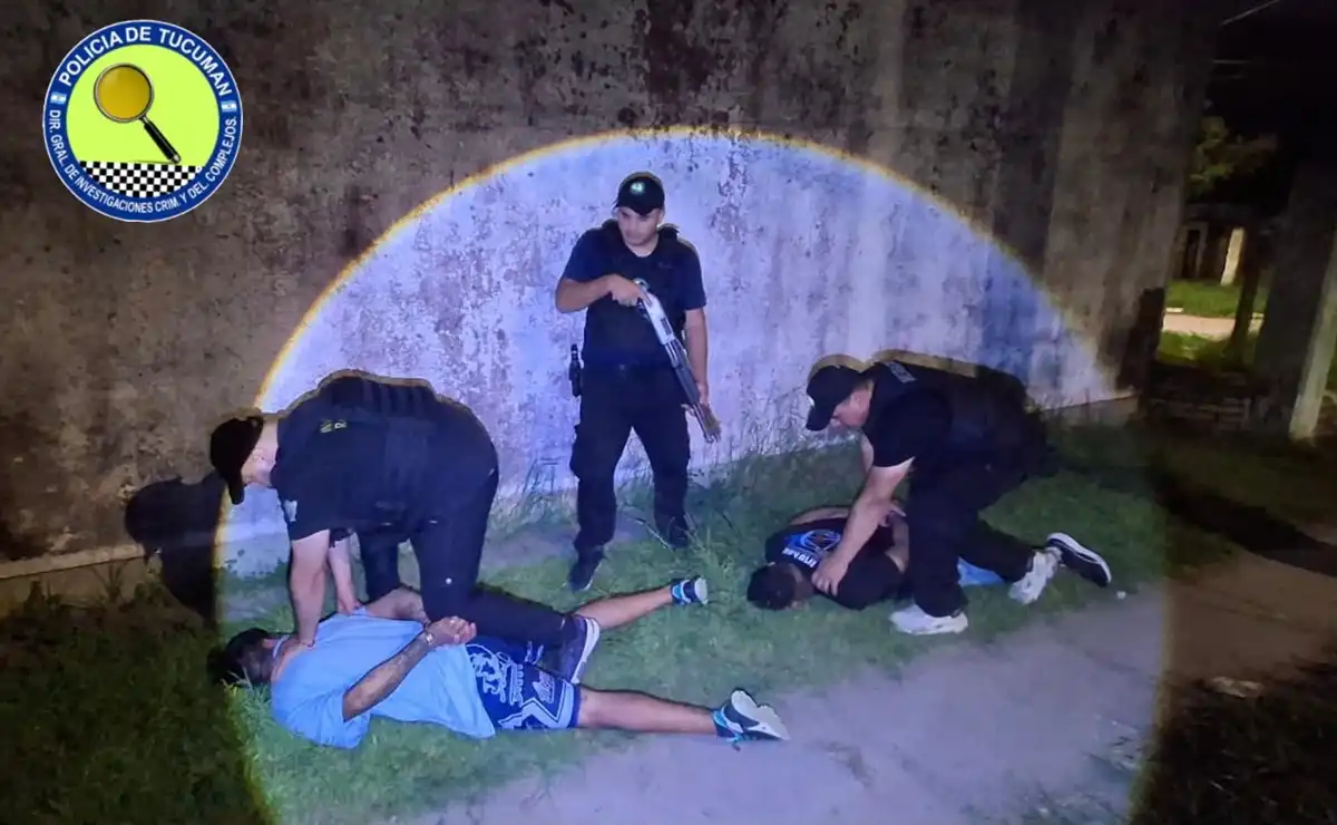 1200x740_en-accin-policias-momentos-despues-haber-detenido-al-principal-sospechoso-homicidio-1155780-081210