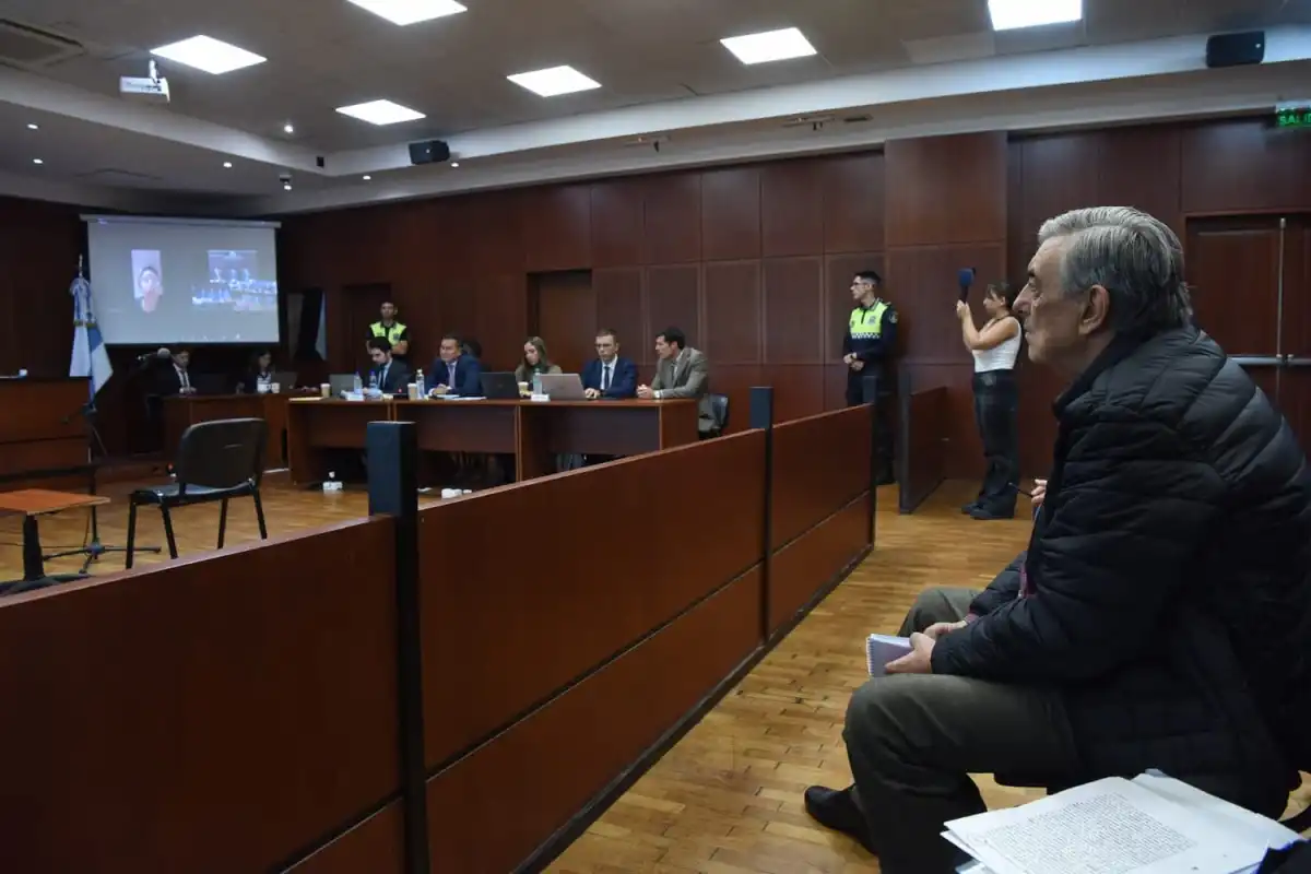 1200x800_lebbos-escucha-testimonio-virginia-mercado-durante-ultimo-juicio-oral-a-derecha-junto-sus-abogados-kalenuk-soto-foto-la-gaceta-analia-jaramillo-1142549-101806