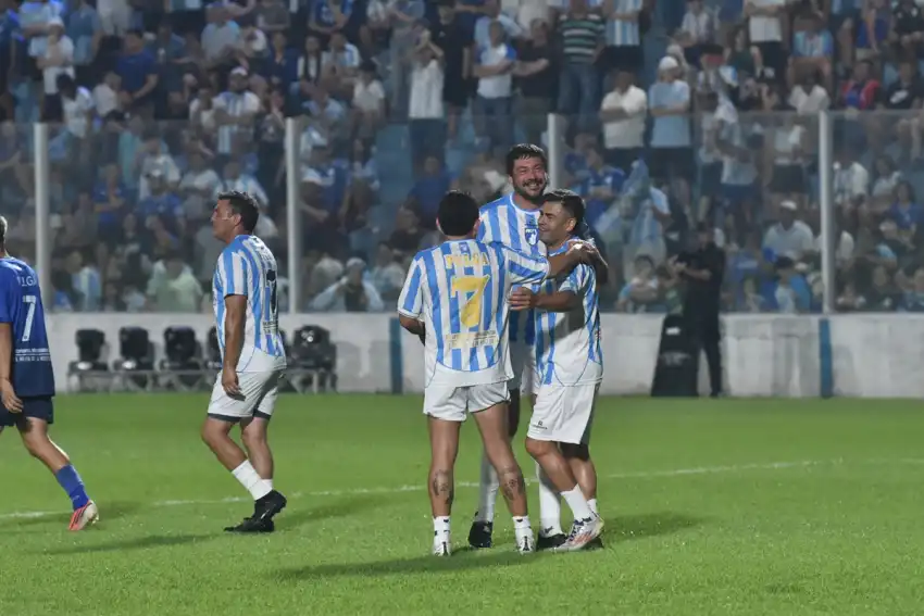 850x567_reencuentro-sebastian-longo-juan-pablo-pereyra-claudio-sarria-comparten-cancha-pulga-rodriguez-durante-despedida-monumental-1155696-005224