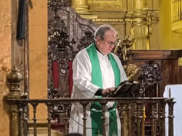sacerdote-alejandro-nicola