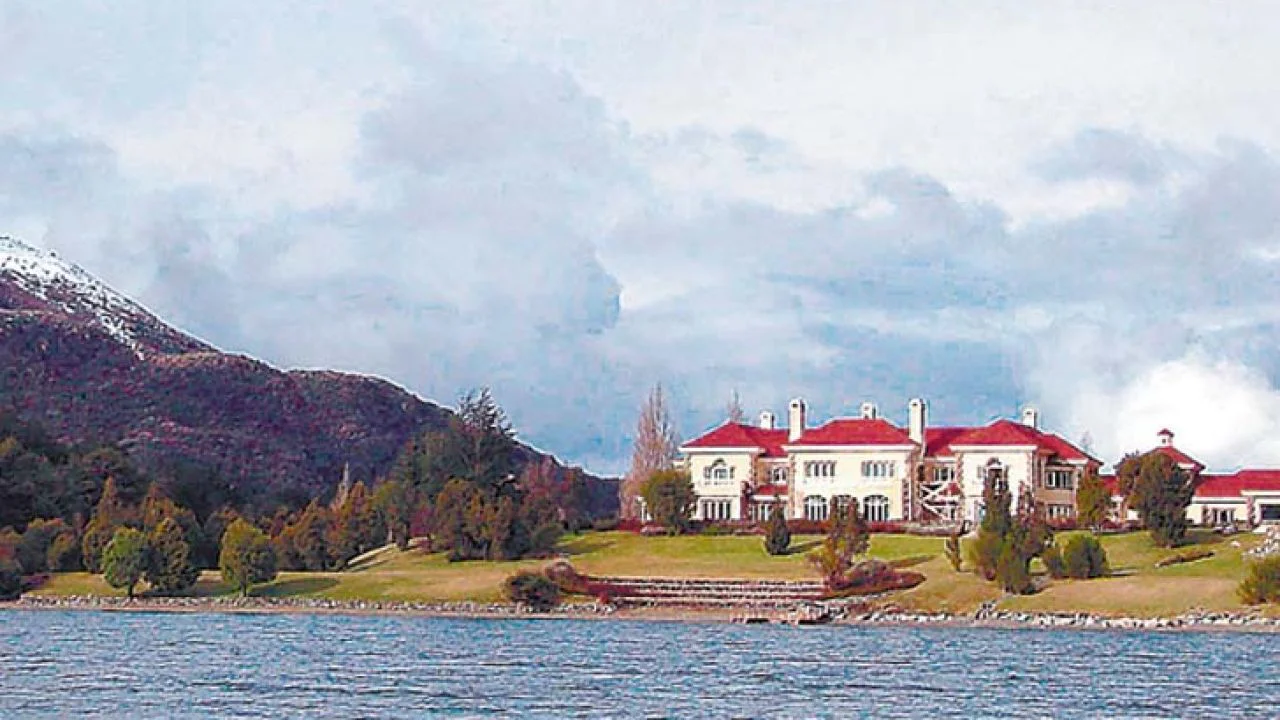 la-mansion-de-lewis-en-lago-escondido-2292332