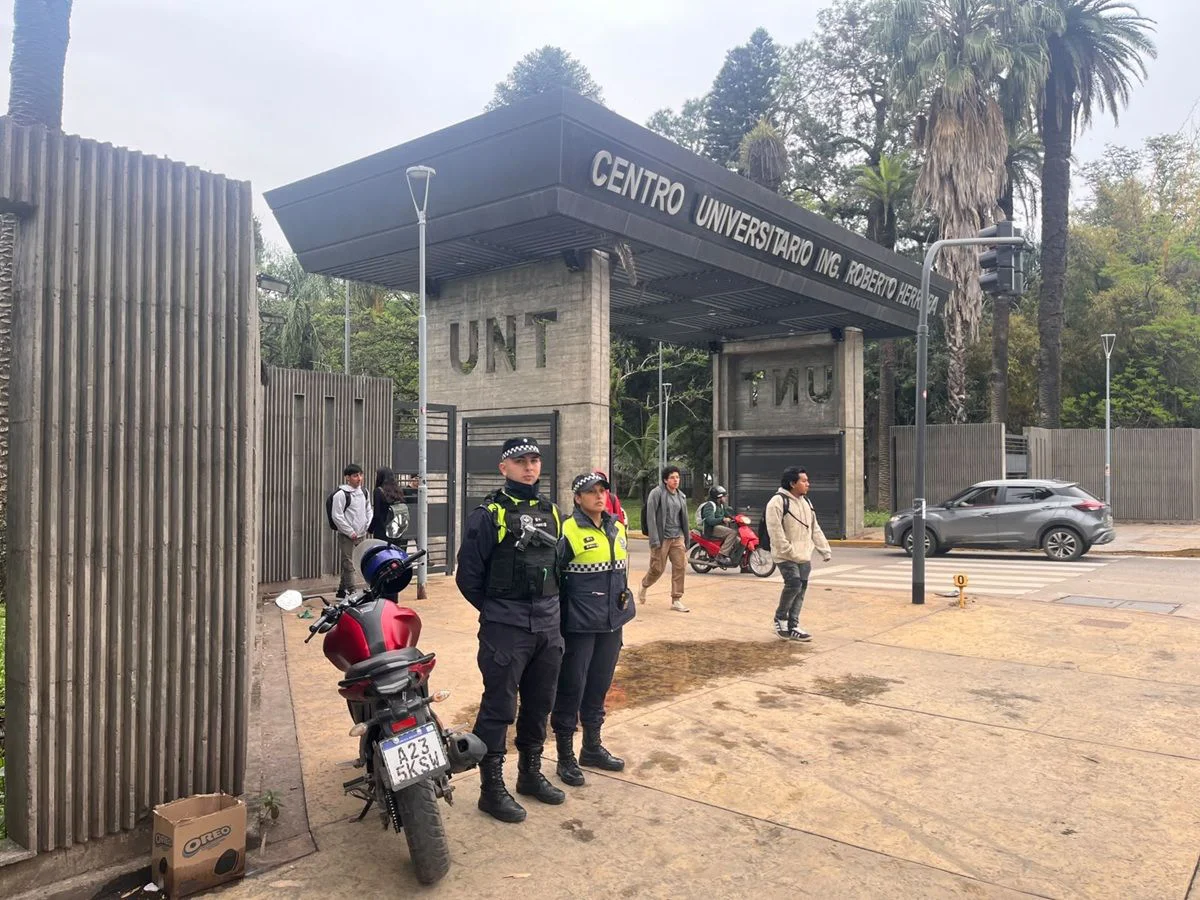 presencia-durante-todo-dia-ayer-ingresos-facultades-fueron-custodiados-policias-1156402-072039